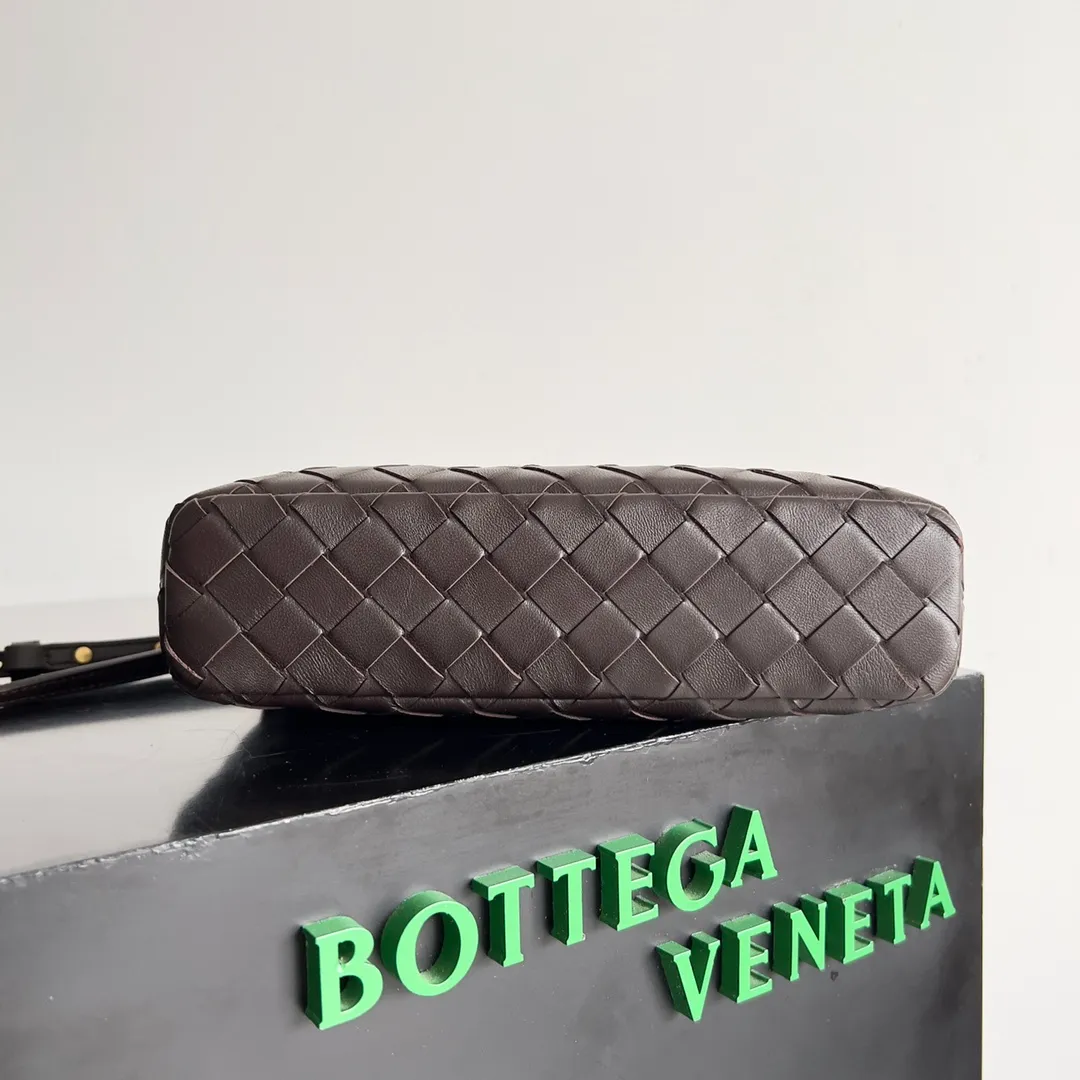 Batch 1360 Bottega Veneta 24 spring and summer woven zipper crossbody bag. A crossbody bag that can be used as a cosmetic bag. The exquisite weaving and compact body are an indispensable accessory for the upcoming summer. The double zipper also better protects the bag. It has a large capacity. If you like it, don’t miss it. Style number: 789109 Size: 22*12.5*5cm